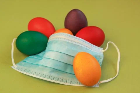 Surgical face mask, 2020 Easter eggs, coronavirus Stock-Fotos