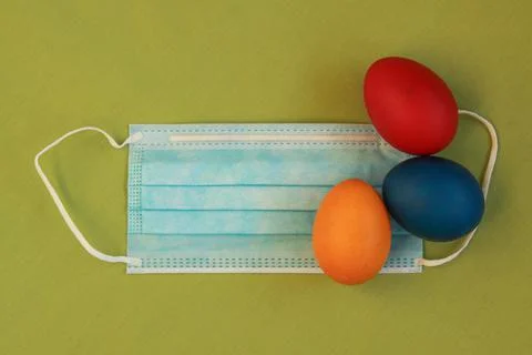 Surgical face mask, 2020 Easter eggs, coronavirus Foto stock