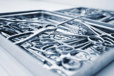 Surgical instruments and tools in the operating room - selective focus Stock-Fotos