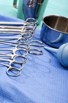 Surgical instruments on tray Foto stock