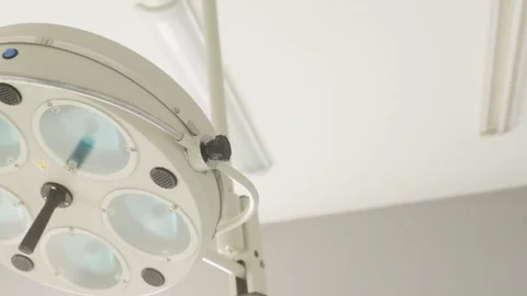 Off surgical lamp in modern operating 動画素材 82615432