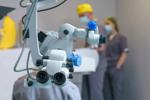 Surgical microscope in operating room with doctors. Ophthalmological clinic Foto stock