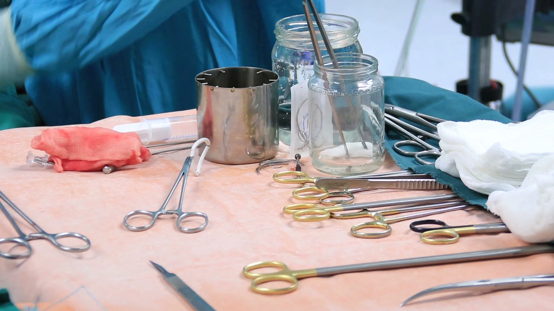 Стол хирурга с инструментами