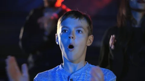 Surprised boy clap hands in circus to the acrobatic and magic show artists 库存影片 102056907