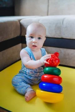Surprised boy playing with pyramid Foto stock
