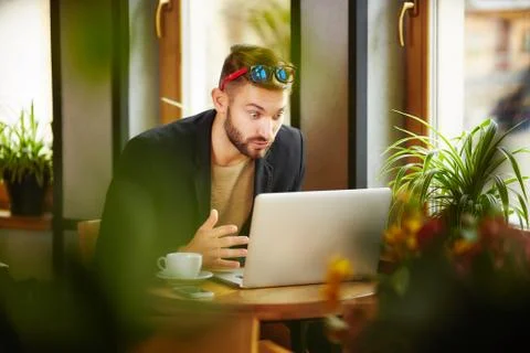 Surprised man at laptop Foto stock
