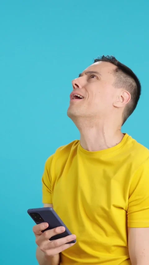 Surprised man looking at the mobile phone Video stock 260834112