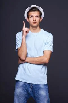 Surprised man pointing up Foto stock