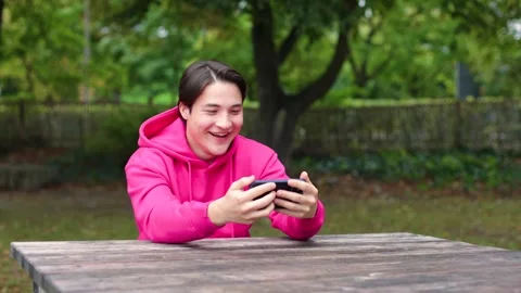 Surprised man winner hold smartphone read good news mobile online game win Vidéo 259489377