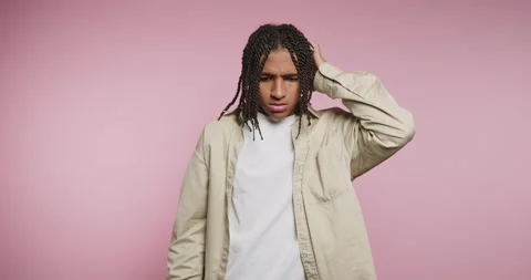 Surprised reaction of young man in studio with pink background during a fun.. Vídeos de archivo 326787952