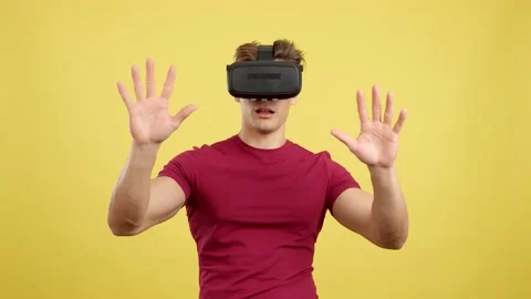 Surprised strong man with Virtual Reality goggles Vídeo Stock 234914171