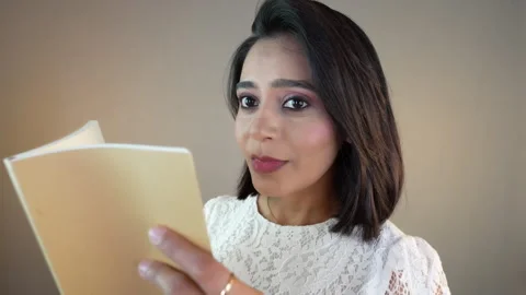 Surprised woman Video stock 320516574