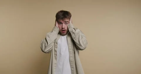 Surprised young man expresses shock and confusion in a series of dramatic g.. Vídeos de archivo 329113011