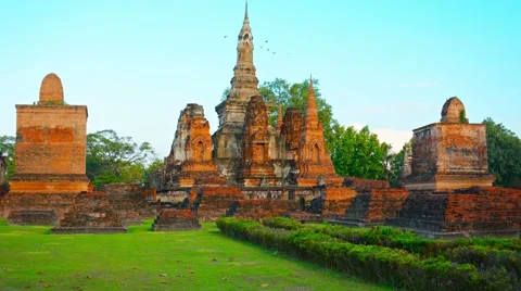 Surreal Perspective Shot of Ancient Ruins in Thailand 库存影片 47804986