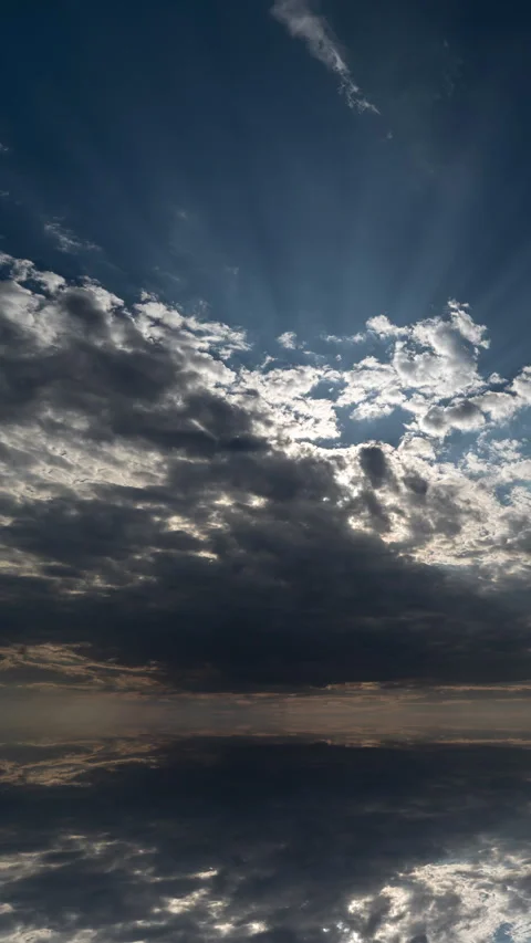 Surreal vertical timelapse featuring symmetrical clouds and dramatic... Vídeos de archivo 341773933