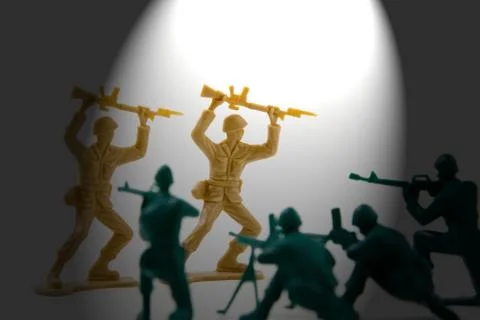 Surrender - under the spotlight concept shot of plastic soldiers Foto stock
