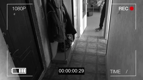 Surveillance camera caught the robber in a mask with a crowbar 動画素材 75314264