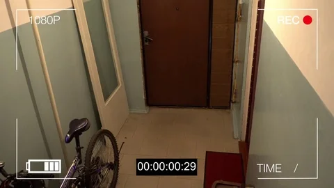 Surveillance camera caught the robber in a mask running off with a bag of loot Vídeos de archivo 77229762