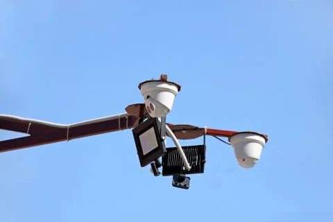 The surveillance system is located on a pole in the open. Threat to confident Foto stock