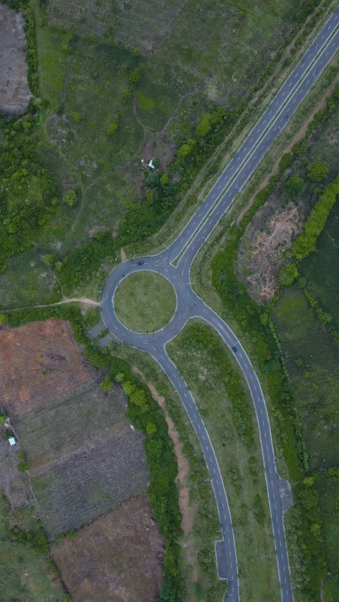 Survey Of Hillside Roundabout Highlighting Narrow Lanes And Terrain Vidéo 334010405