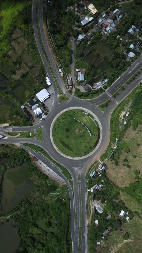 Survey Of Hillside Roundabout Highlighting Narrow Lanes And Terrain 库存影片 334010950