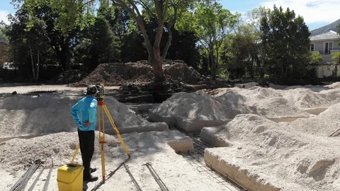 Surveyor using a robotic total station theodolite on a construction site Stock-Footage 117068859