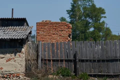 Surviving wall of the destroyed building Stock-Fotos