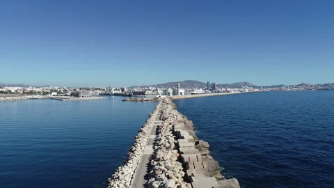 Survol de la digue du large de Marseille Stock Footage 167515158