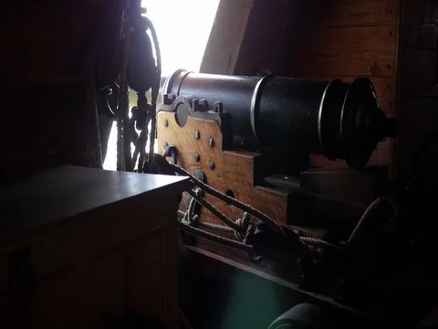 Susan Constant - pan on cannon inside of ship at Jamestown - British boat Vidéo 80742853