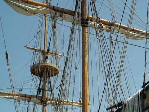 Susan Constant - tilt up on masts &amp; flags (Jamestown Colonial Ship) 库存影片 80742772