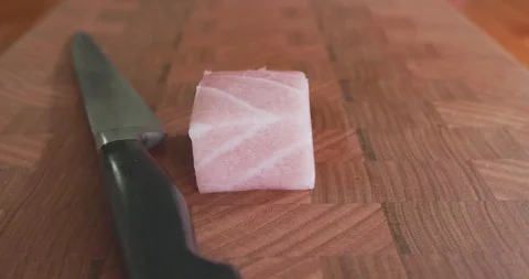 Sushi chef cuts thin slices of fatty belly tuna, also called toro, otoro 库存影片 115528614