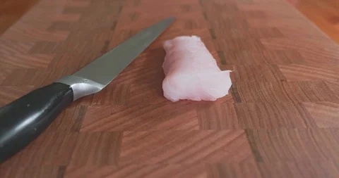 Sushi chef cuts thin slices of hapuka, also called whapuka or groper 库存影片 115528864