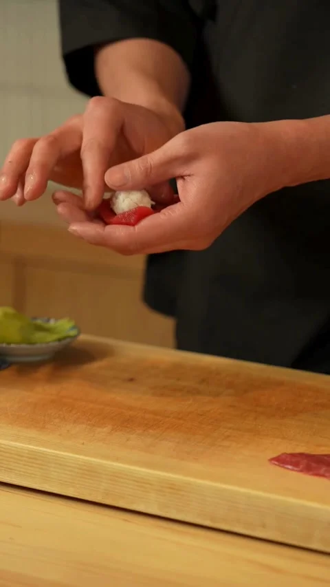Sushi chef hands skillfully form tuna nigiri sushi piece Vídeos de archivo 331770460