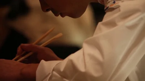 Sushi chef prepare plate Vidéo 77603613