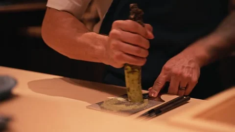 Sushi Chef Prepares Real Fresh Wasabi At High End Restaurant Travel Vidéo 280507833