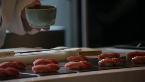 Sushi chef preparing soy sauce Vidéo 77605480