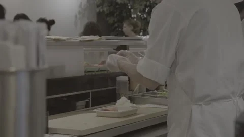 Sushi Chef Skillfully Preparing Sushi in an Open Market Vídeos de archivo 253966522