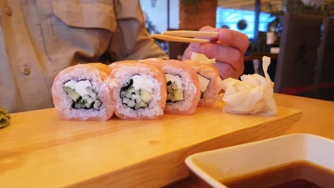 Sushi eats a man in a restaurant Video stock 87795340