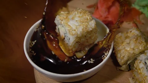 Sushi falling in soy sauce Video stock 112396400