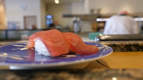 Sushi as other dishes go around on the conveyor belt Vídeos de archivo 102061253