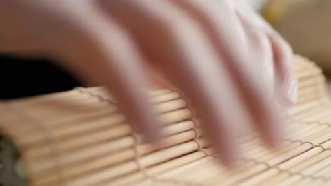 A sushi roll is formed with a bamboo mat. sushi Vidéo 171985331