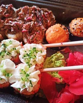Sushi roll set served in box. flat lay. close up Stock-Fotos