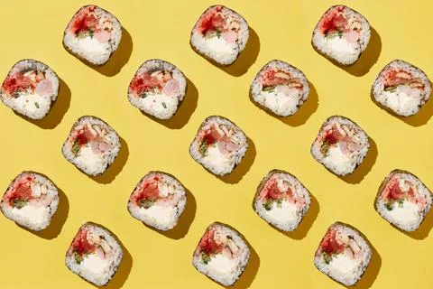 Sushi rolls pattern on yellow background. Foto stock