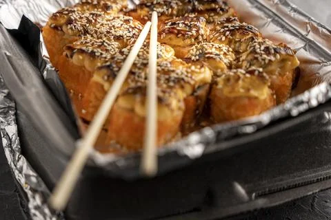 Sushi rolls in a plastic thermo container. Takeaway food. close-up Foto stock
