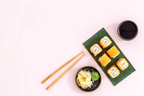 Sushi rolls set with salmon on green papper plate Foto stock