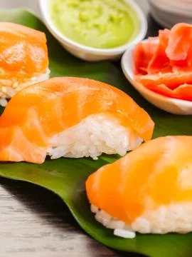 Sushi with salmon on a leaf Foto stock