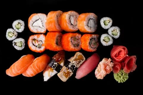 Sushi served on a black background with reflection. Foto stock