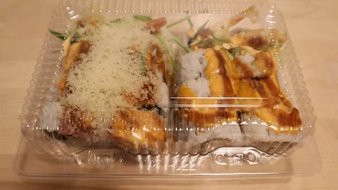 Sushi Takeout in Clear Container Opening RT Motion Vidéo 128703703