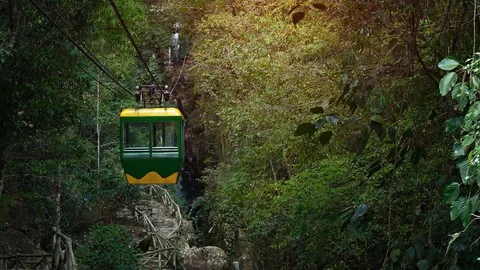 Suspended Cable Car Approaches Datanla Waterfall near Dalat, Vietnam Vidéo 74976350