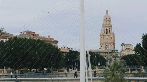 Suspension bridge on the background of a beautiful ancient building. Vídeo Stock 62272094